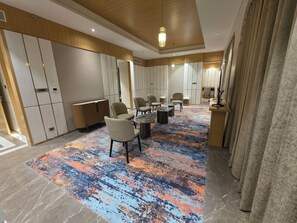 Caja de seguridad en la habitación, escritorio y cortinas blackout 