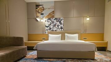 Caja de seguridad en la habitación, escritorio y cortinas blackout