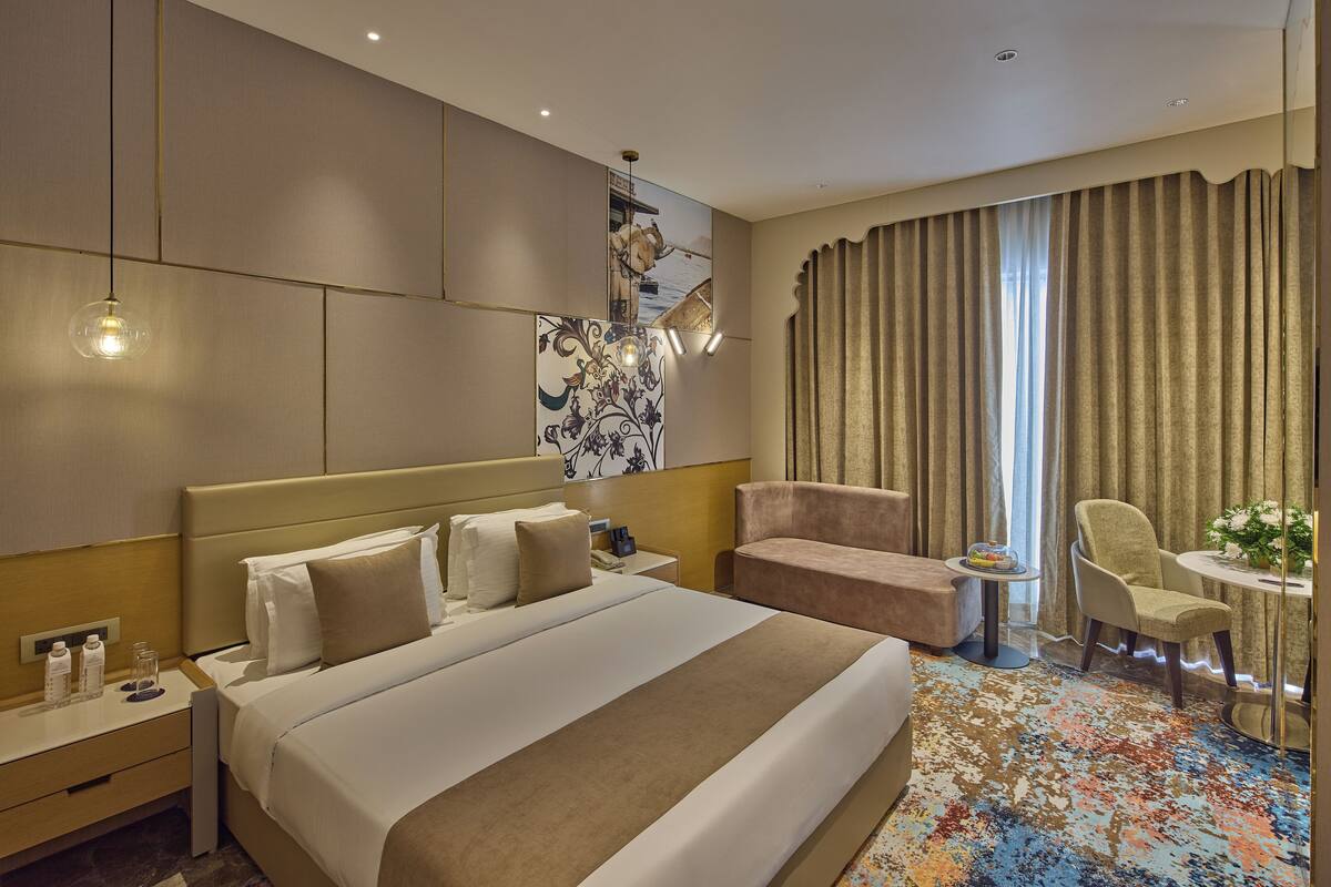 Deluxe King Room | In-room safe, desk, blackout drapes, iron/ironing board