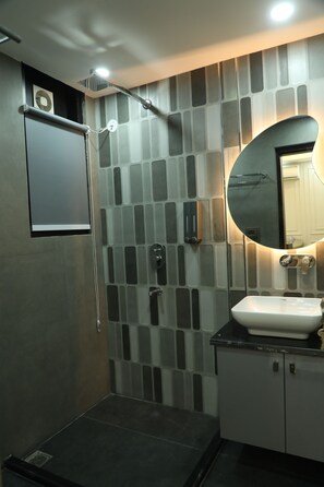 Douche, sèche-cheveux, bidet, serviettes fournies