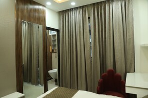Tabla de planchar con plancha, wifi y ropa de cama