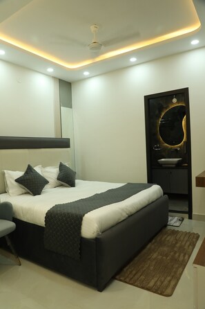 BĂŒgeleisen/BĂŒgelbrett, WLAN, BettwĂ€sche