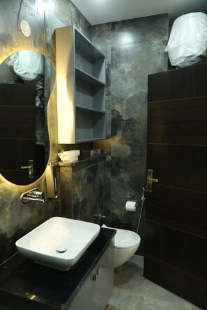 Douche, séchoir à cheveux, bidet, serviettes fournies