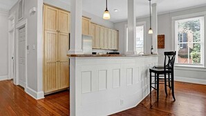 Coffee/tea maker, fridge, microwave, oven - Walk to Forsyth and River Street * Ideal Location (Savannah)