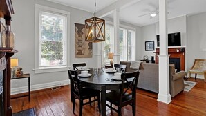 Dining - Walk to Forsyth and River Street * Ideal Location (Savannah)