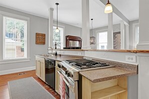 Fridge, microwave, oven, stovetop - Walk to Forsyth and River Street * Ideal Location (Savannah)