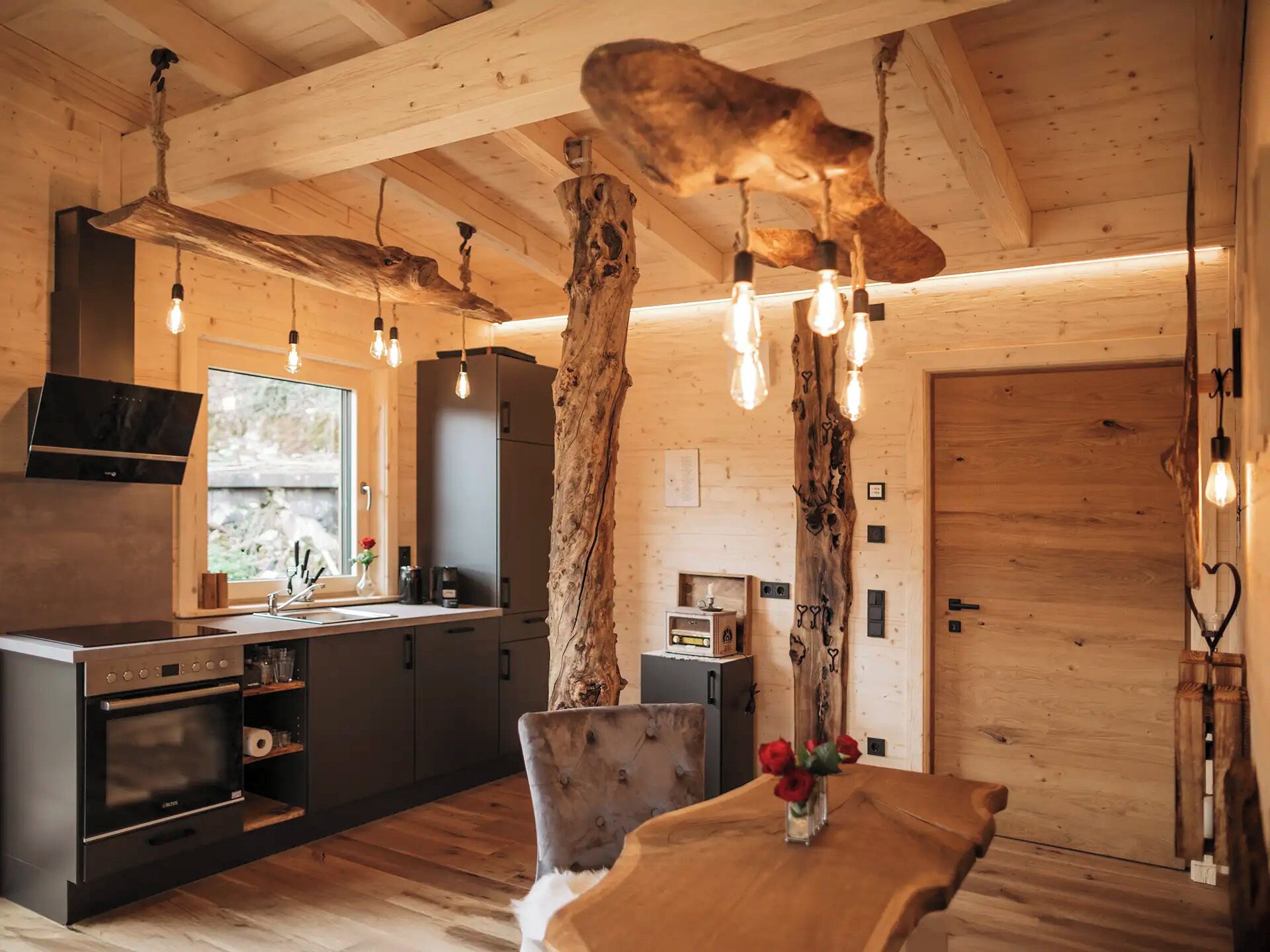 Refrigerador, horno, parrilla de estufa y cafetera y tetera 