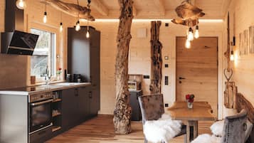 Wasserkocher mit Kaffee-/Teezubehör, Kühlschrank, Ofen, Herdplatte