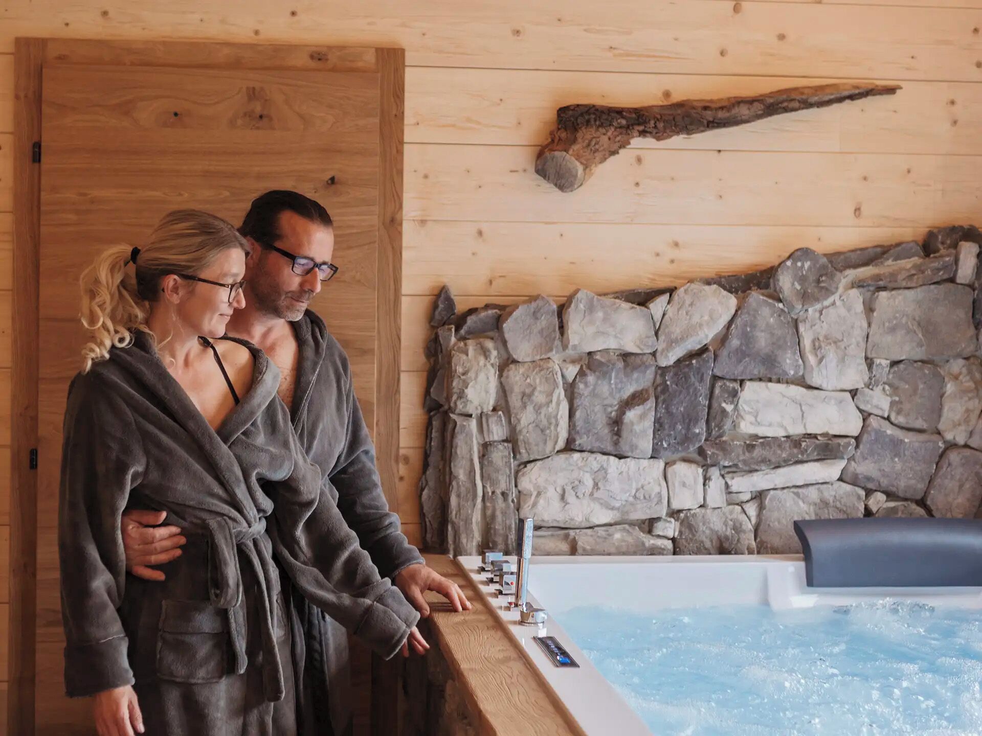 Indoor spa tub