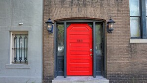 Exterior detail - Historic Flat Near Forsyth & Dining – Prime Area - Lafayette Square (Savannah)