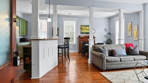 Interior - Historic Flat Near Forsyth & Dining – Prime Area - Lafayette Square (Savannah)