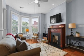 Smart TV, books - Historic Flat Near Forsyth & Dining – Prime Area - Lafayette Square (Savannah)