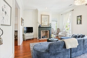 Smart TV, books, offices - Experience elegance at Broughton Blue Belle Loft in downtown Savannah, 1500 sq ft, with 2 bedrooms. (Savannah)