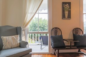 TV connectée, livres, espaces bureaux