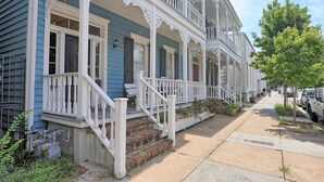 A row of blue houses with white railings and brick steps. - Stay on Broughton, Downtown Savannah, Sleeps 10 (Savannah)