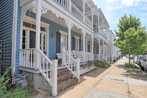 Exterior - Stay on Broughton, Downtown Savannah, Sleeps 10 (Savannah)