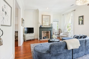 Smart TV - Stay on Broughton, Downtown Savannah, Sleeps 10 (Savannah)