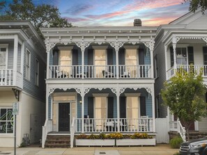 Exterior - Stay on Broughton, Downtown Savannah, Sleeps 10 (Savannah)