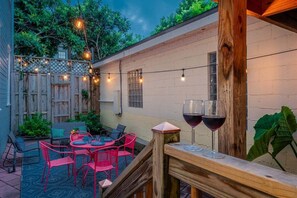Outdoor dining - 4 bedroom*Sleeps 8*Dog Friendly*Near Forsyth Park (Savannah)