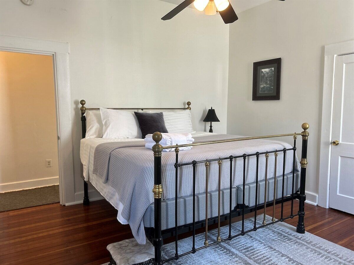 3 bedrooms, desk, iron/ironing board, free WiFi