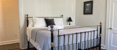 3 soverom, skrivebord, strykejern/-brett og wi-fi (inkludert)