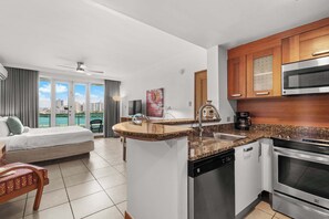 Kühlschrank, Mikrowelle, Herdplatte, Wasserkocher mit Kaffee-/Teezubehör