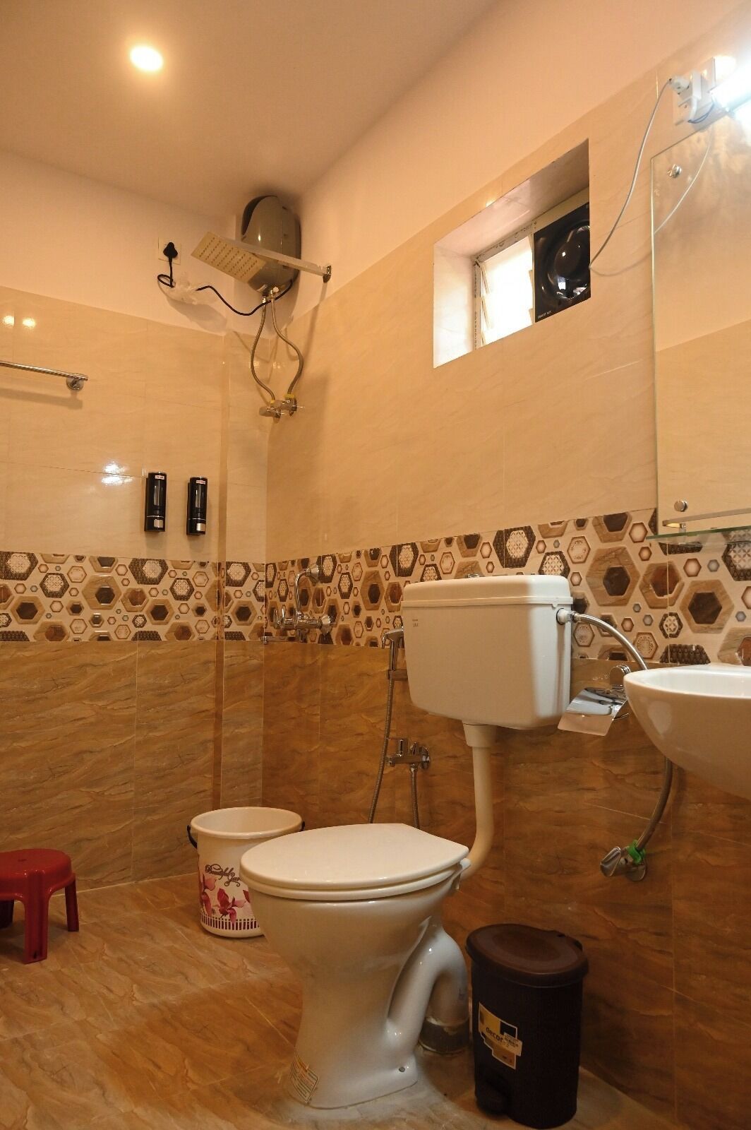 Shower, handuk, sabun, dan sampo