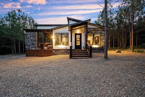 Exterior - New! At Ease Honeymoon Cabin Hot Tub Romantic (Broken Bow)