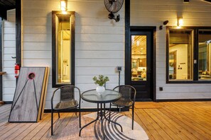 Outdoor dining - New! At Ease Honeymoon Cabin Hot Tub Romantic (Broken Bow)