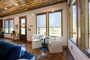 Interior - New! At Ease Honeymoon Cabin Hot Tub Romantic (Broken Bow)