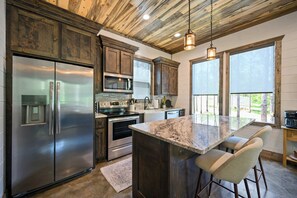 Fridge, microwave, oven, stovetop - New! At Ease Honeymoon Cabin Hot Tub Romantic (Broken Bow)