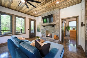 Interior - New! At Ease Honeymoon Cabin Hot Tub Romantic (Broken Bow)