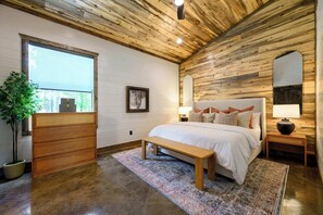 1 bedroom, iron/ironing board, WiFi, bed sheets - New! At Ease Honeymoon Cabin Hot Tub Romantic (Broken Bow)