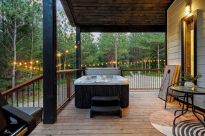 Outdoor spa tub - New! At Ease Honeymoon Cabin Hot Tub Romantic (Broken Bow)