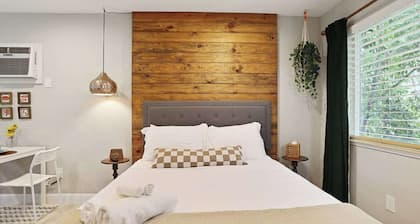 Cozy Chic Studio in the heart of Sac+Pool access