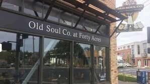 Een winkelgevel met een bord waarop staat: Old Soul Co. at Forty Acres.