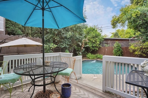 Cozy Chic Studio in the heart of Sac+Pool access