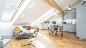 Ein modernes Loft-Apartment mit Essbereich, Küche und Wohnbereich.
