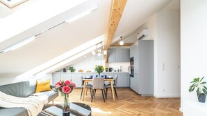Ein modernes Loft mit Essbereich, Küche und Wohnbereich.