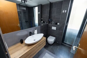 تجهيزات دش، مجففات شعر، مراحيض شطف، مناشف