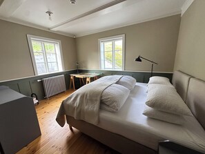 Iron/ironing board, travel cot, WiFi, bed sheets