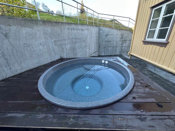 Bañera de hidromasaje al aire libre