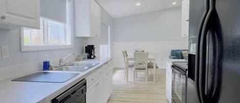 Refrigerador, microondas, horno, placa de cocina