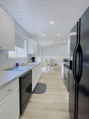 Frigorífico, microondas, horno y placa de cocina