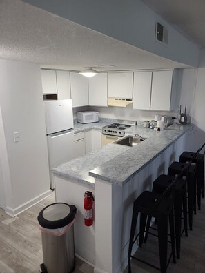 Kjøleskap, mikrobølgeovn, ovn og kokeplater