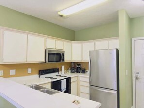 Kjøleskap, mikrobølgeovn, ovn og kokeplater