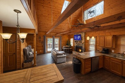 Cozy Log Cabin overlooking a pond with a fire pit, game area and rustic charm