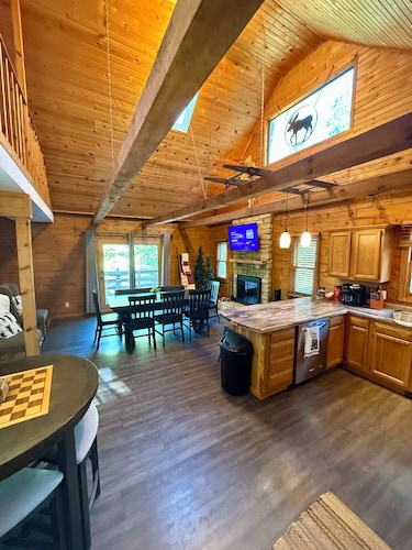 Cozy Log Cabin overlooking a pond with a fire pit, game area and rustic charm