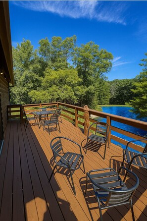 Outdoor dining - Cozy Log Cabin overlooking a pond with a fire pit, game area and rustic charm (Coal Valley)