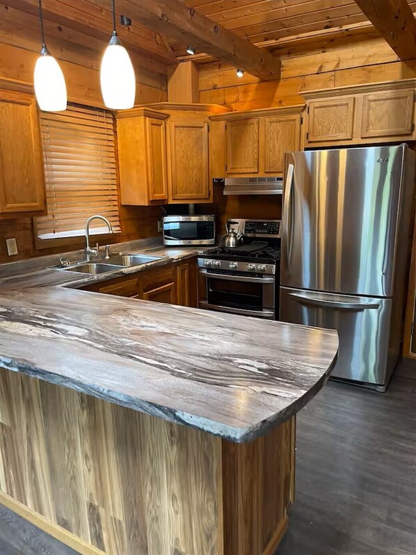 Refrigerador, microondas, horno y parrilla de estufa 